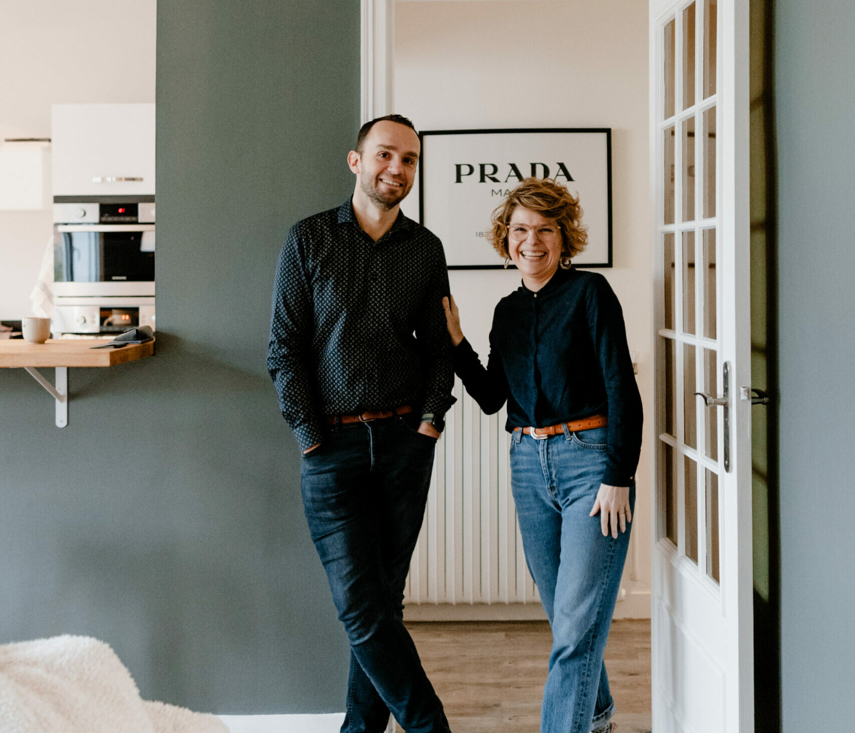 Aurélie, architecte d'intérieur et Mickael, maitre d'œuvre se tenant côte à côte. architecte, architecture d’intérieur, architecte d’intérieur, maitre d’œuvre, maitrise d’œuvre,