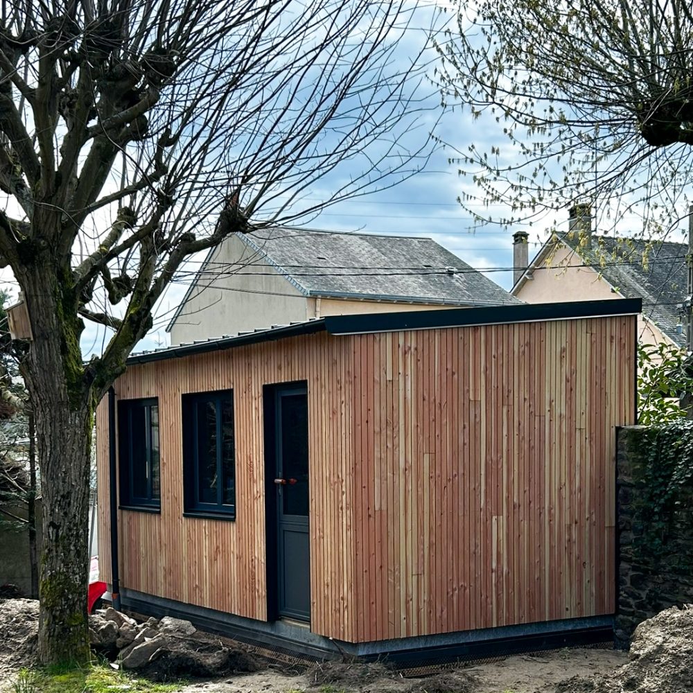 photo d'un cabanon, d'une dépendance au fond d'un jardin encore en travaux, chantier