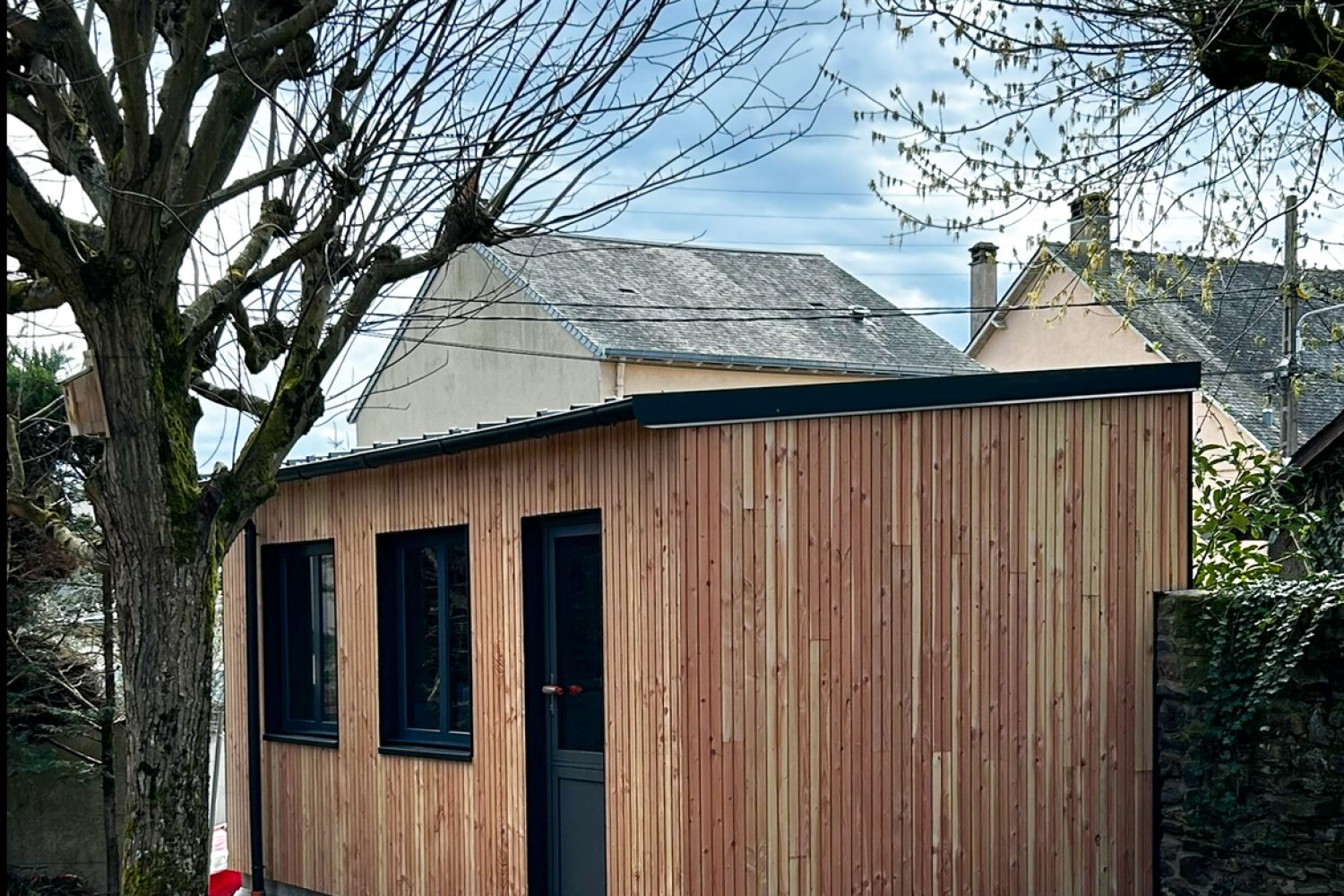 photo d'un cabanon, d'une dépendance au fond d'un jardin encore en travaux, chantier