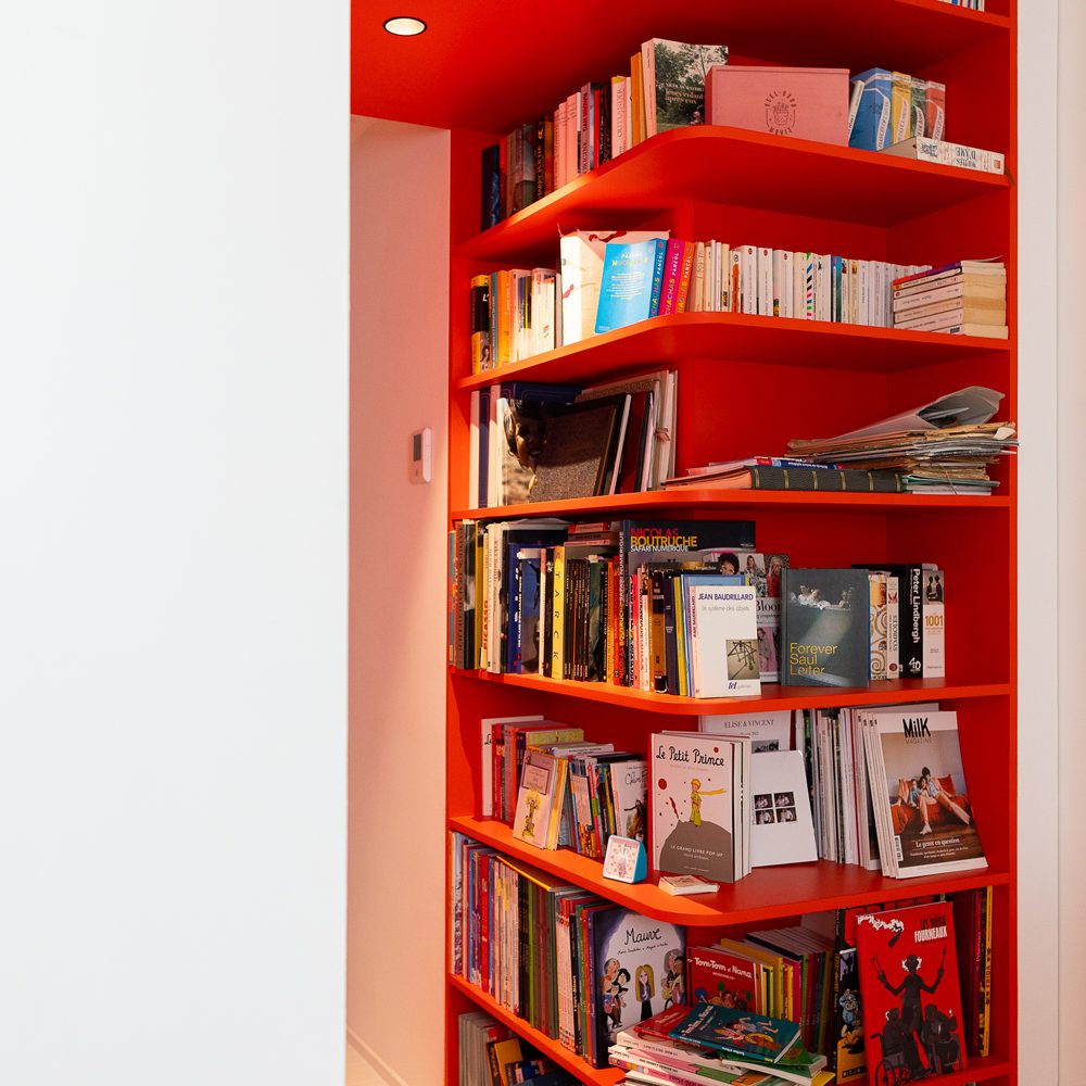 Création d’une bibliothèque dans un long couloir de chambre pour une jeune famille. Nous avons souhaité dynamiser cette bibliothèque en la soulignant par une teinte très colorée à saint George du bois. aménagement, rénovation, surélévation chantier, ouvrage, maison architecte, cabinet