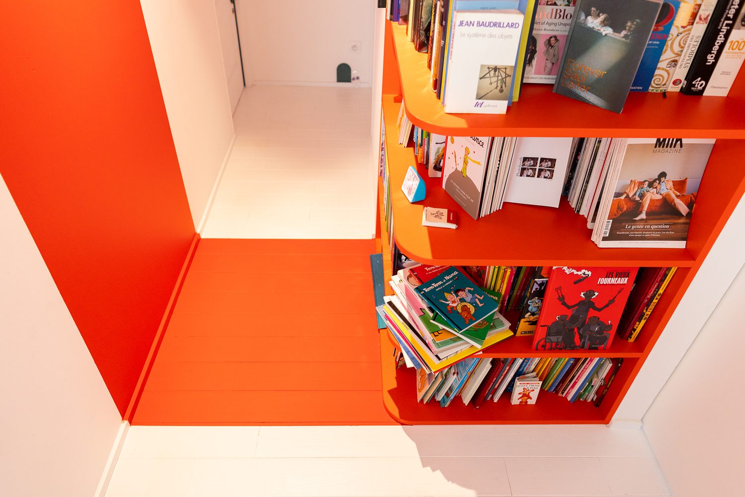 Création d’une bibliothèque dans un long couloir de chambre pour une jeune famille. Nous avons souhaité dynamiser cette bibliothèque en la soulignant par une teinte très colorée à saint George du bois. d’oeuvre le mans, maitre d’oeuvre sarthe rénovation intérieur, aménagement