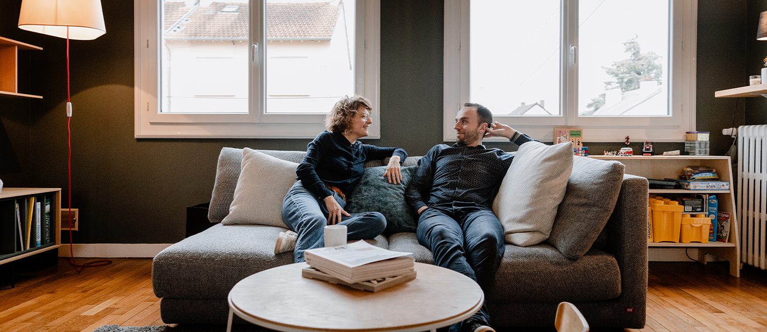 Aurélie, architecte d'intérieur, et Mickael, maitre d'œuvre partageant un moment de complicité. architecte, architecture d’intérieur, architecte d’intérieur, maitre d’œuvre, maitrise d’œuvre, maitre d’oeuvre, maitrise d’oeuvre, architecture, interieur, le mans, sarthe, pays de la loire,